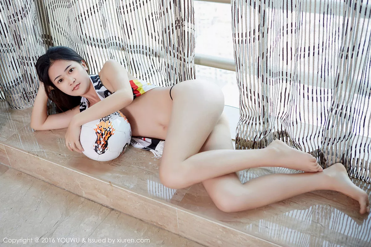 秀人集.com_[YouWu尤物馆]Vol.015_新人嫩模小维Gary足球宝贝黑色丁字裤半裸诱惑写真53P