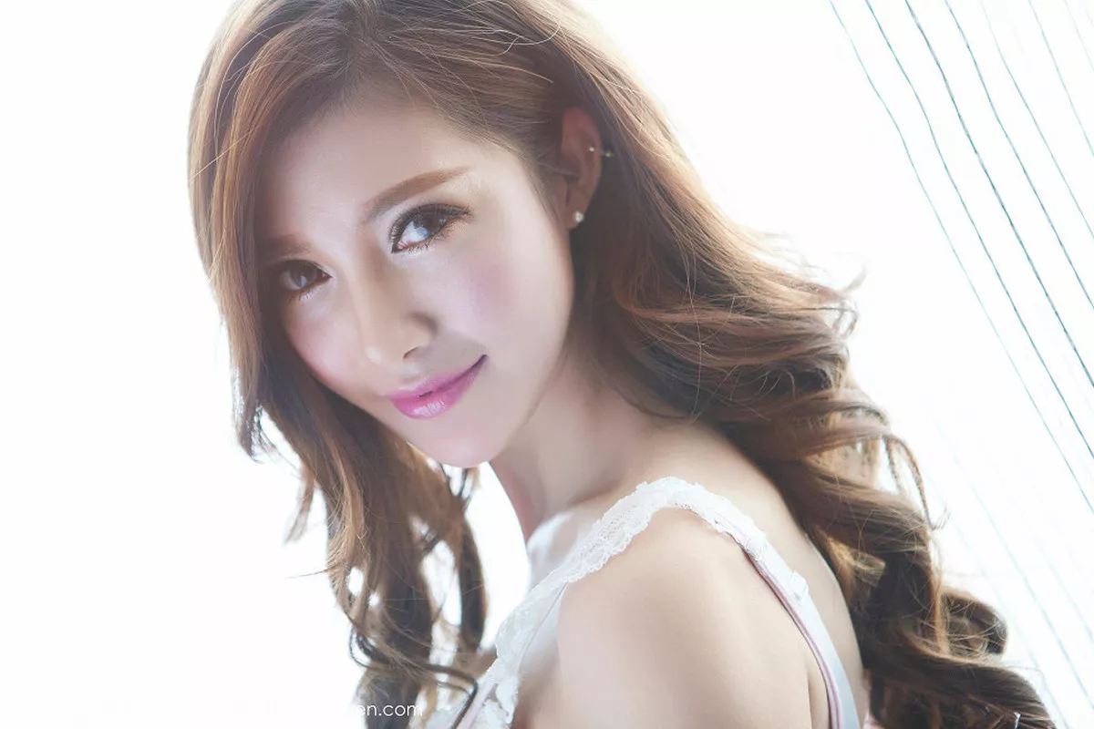 秀人集.com_[FeiLin嗲囡囡]Vol.001_嫩模奶茶-Emily白色内衣丰满美胸靓丽美颜写真50P