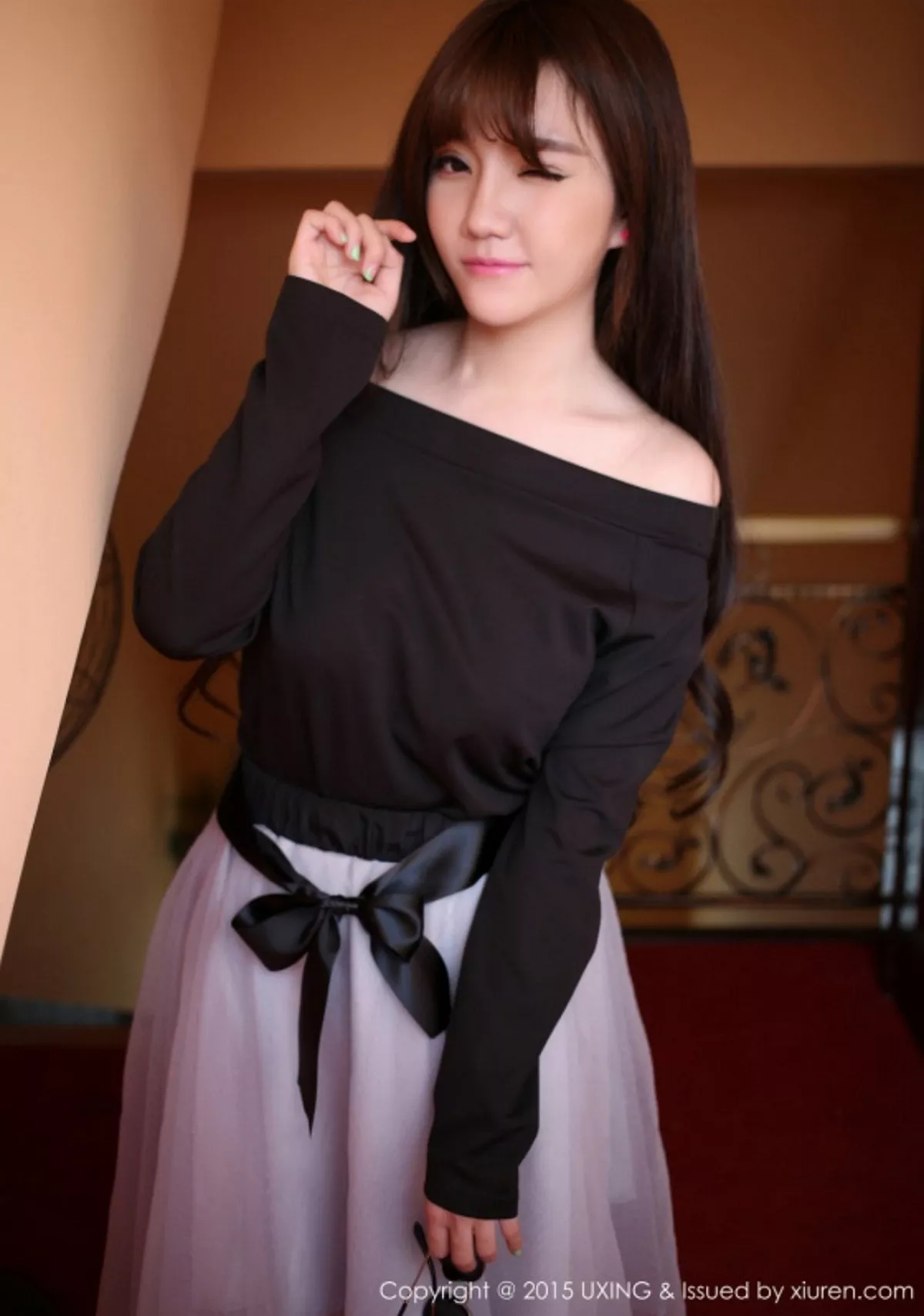 秀人集.com_[UXING优星馆]Vol.007_新人嫩模艾西Ashley白色上衣秀豪乳清新性感写真52P