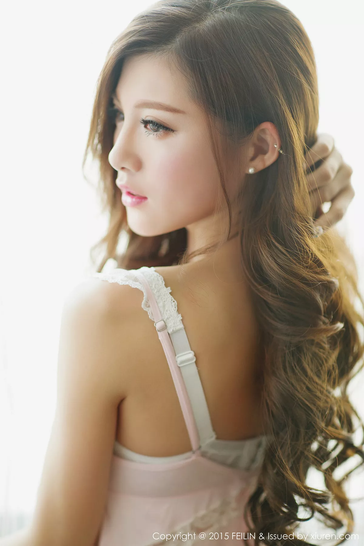 秀人集.com_[FeiLin嗲囡囡]Vol.001_嫩模奶茶-Emily白色内衣丰满美胸靓丽美颜写真50P