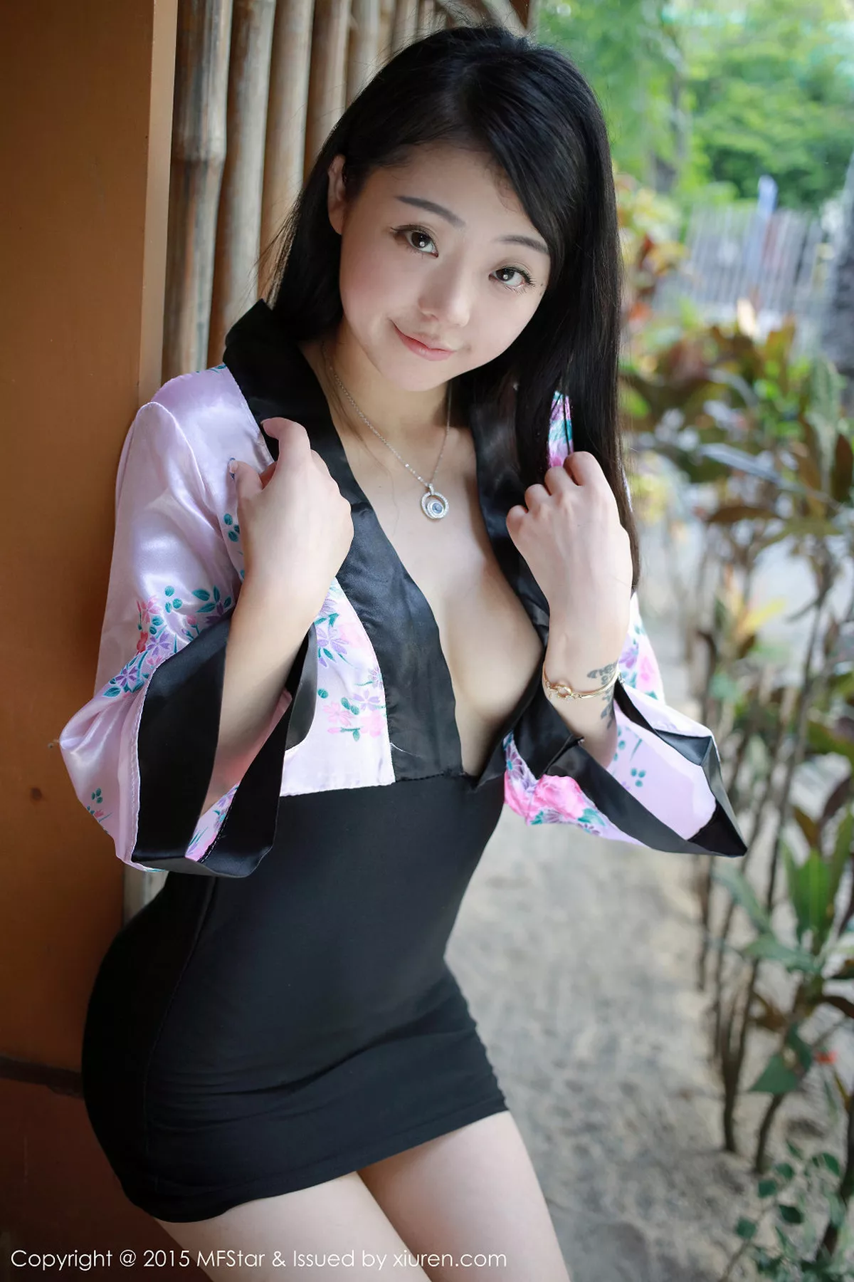 秀人集.com_[MFStar模范学院]Vol.014_嫩模佘贝拉bella长滩旅拍粉红比基尼秀完美身材50P