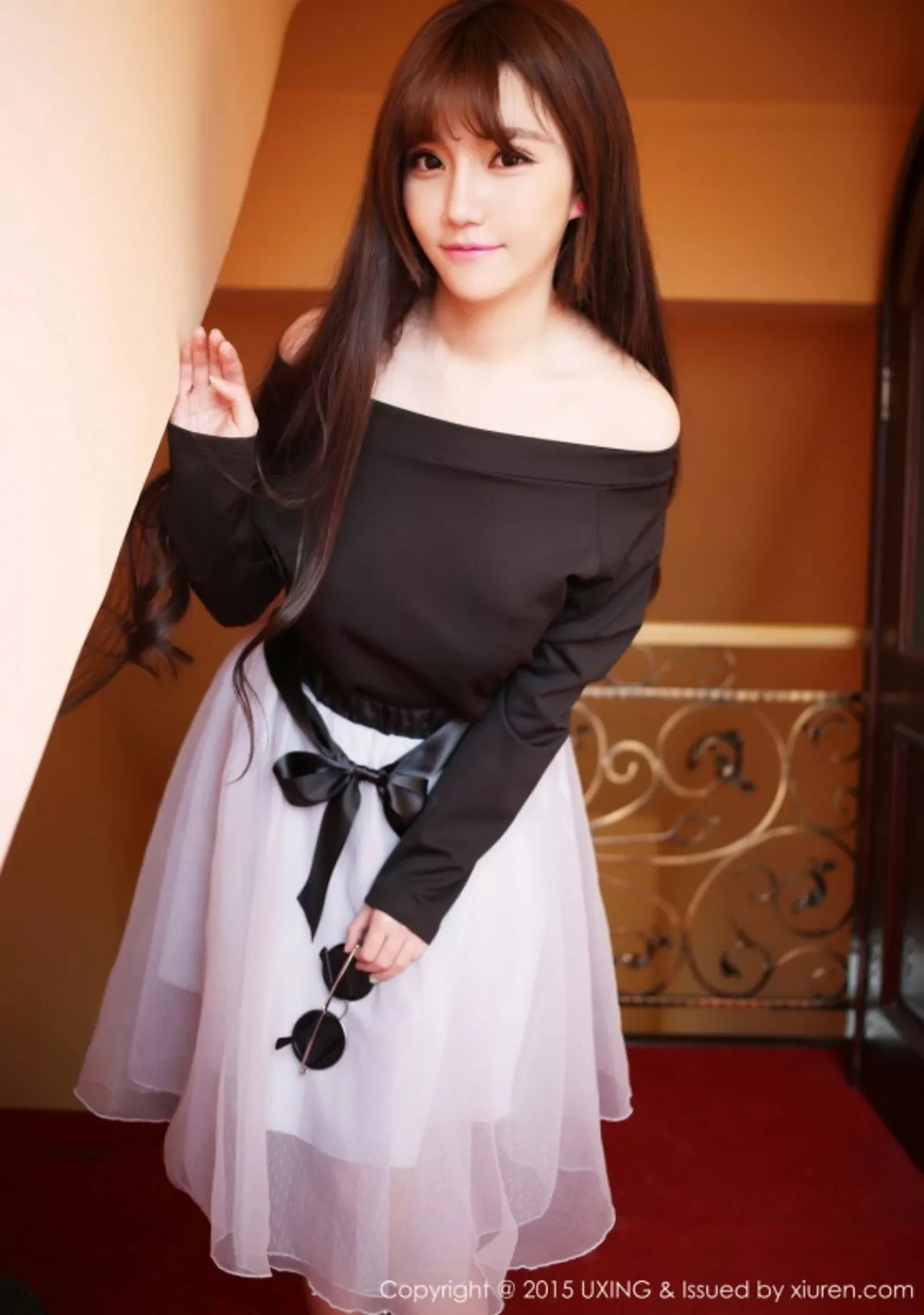 秀人集.com_[UXING优星馆]Vol.007_新人嫩模艾西Ashley白色上衣秀豪乳清新性感写真52P