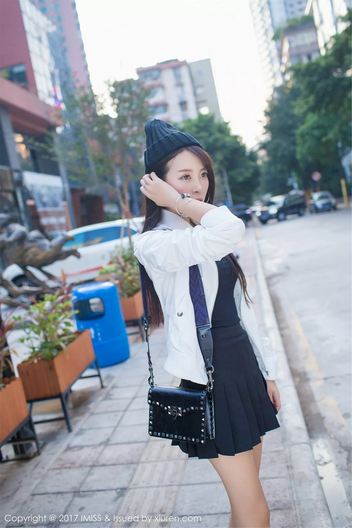 秀人集.com_[IMISS爱蜜社]Vol.163_嫩模王曼妮好Q粉红牛仔吊带裤秀完美身材清新街拍写真46P