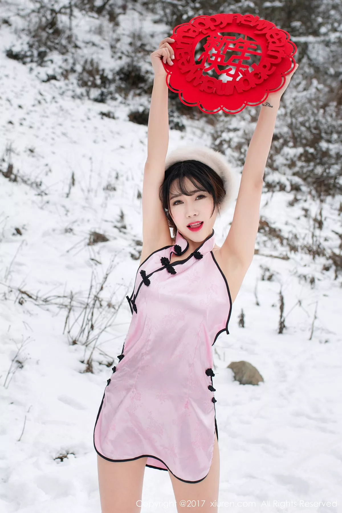 秀人集.com_[XiuRen秀人网]No.686_嫩模兜豆靓Youlina雪地里粉红旗袍秀美乳翘臀新年福利诱惑写真50P