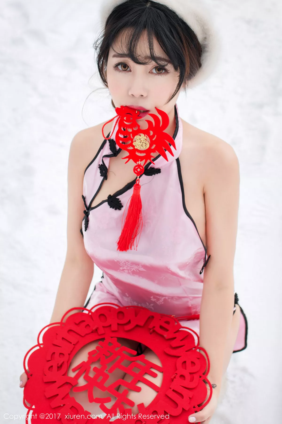 秀人集.com_[XiuRen秀人网]No.686_嫩模兜豆靓Youlina雪地里粉红旗袍秀美乳翘臀新年福利诱惑写真50P