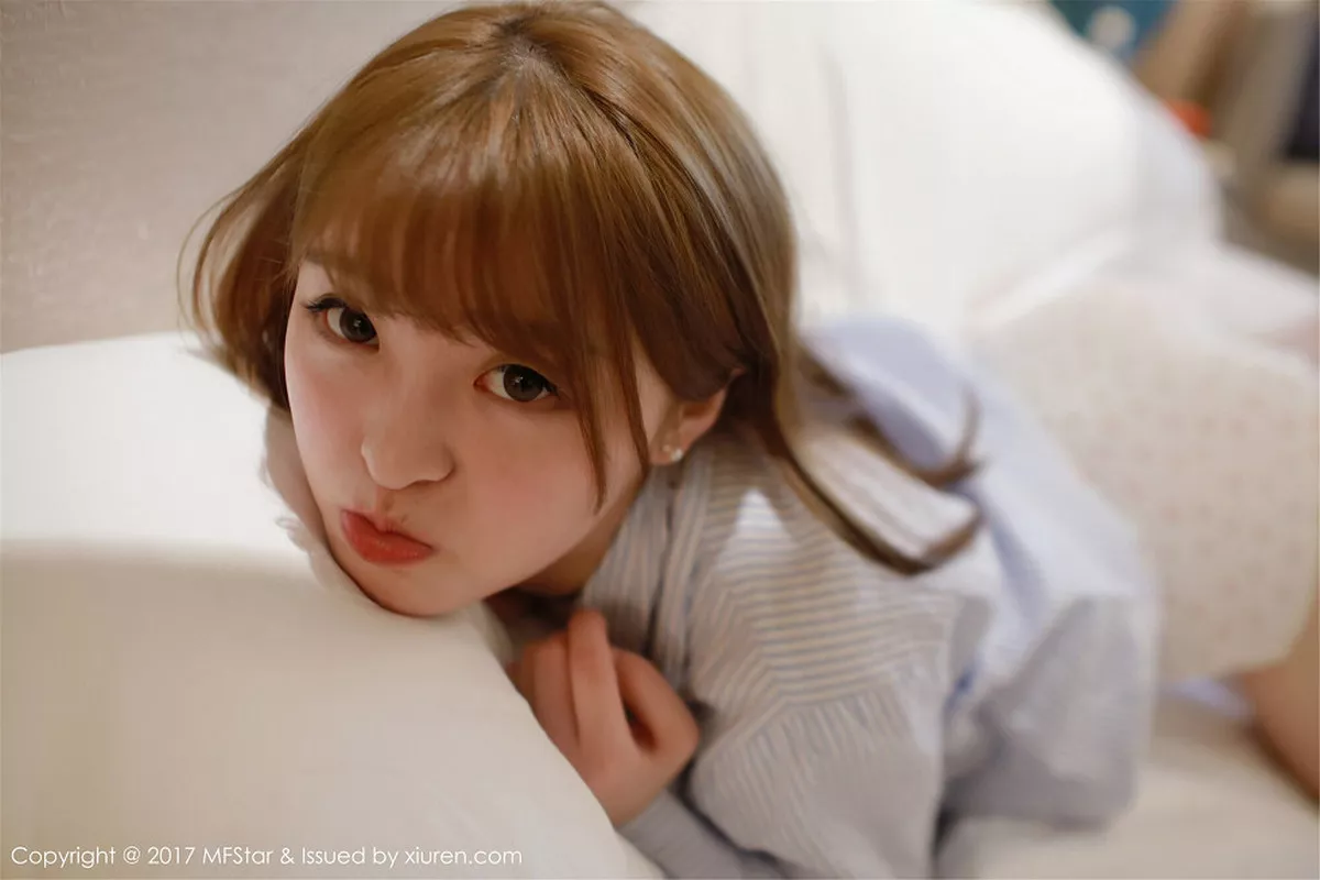 秀人集.com_[MFStar模范学院]Vol.096_嫩模伊小七MoMo敞开条子衬衣半脱草莓内裤性感写真60P