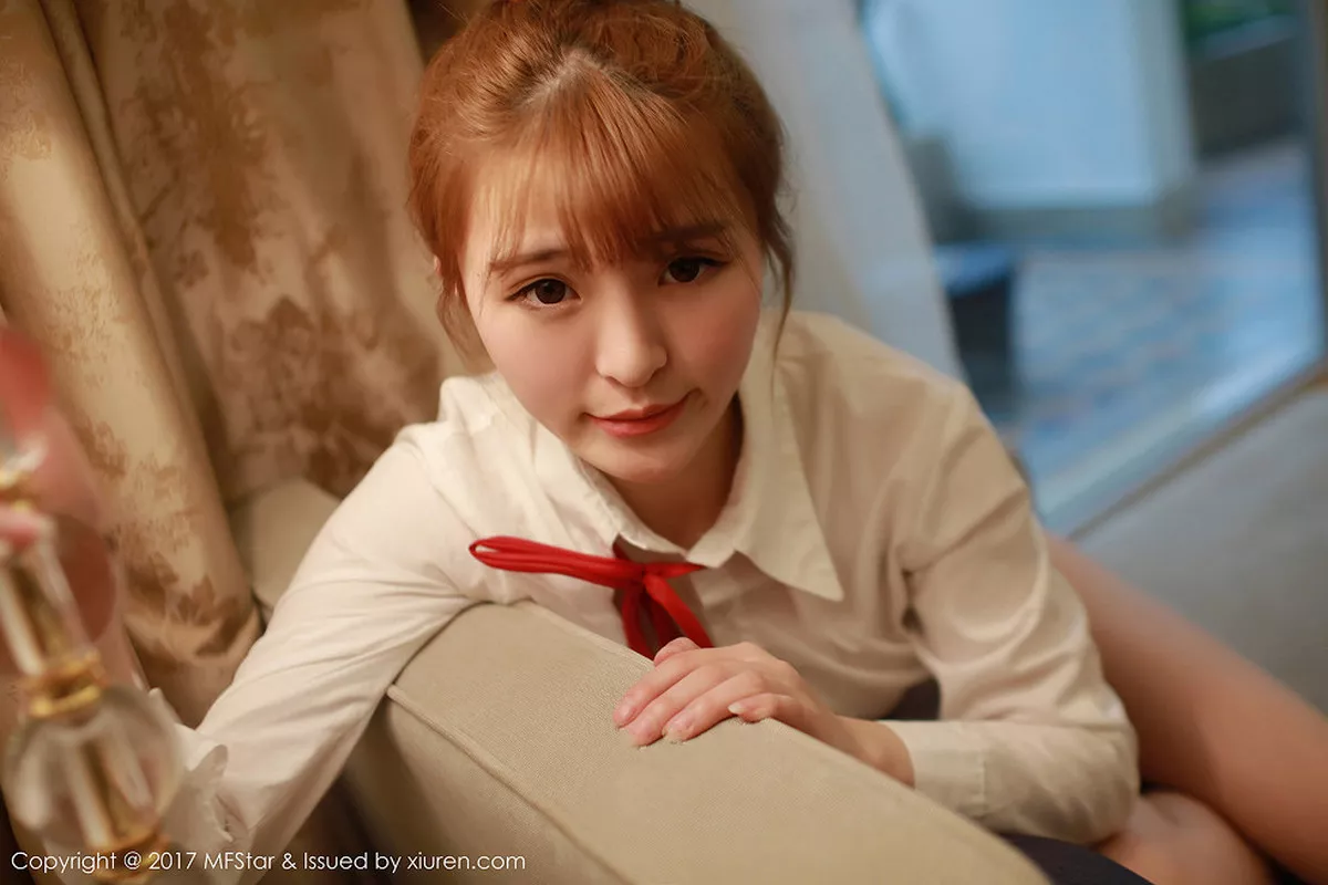 秀人集.com_[MFStar模范学院]Vol.098_嫩模伊小七MoMo学生装性感短裙半脱内裤撩人诱惑写真47P