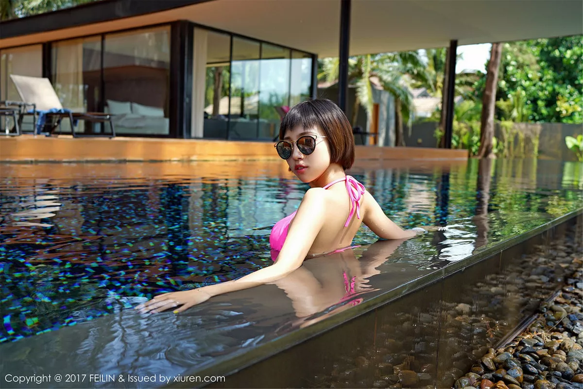 秀人集.com_[FeiLin嗲囡囡]Vol.095_嫩模冯木木LRIS泰国旅拍居家床上黑色蕾丝连体内衣诱惑写真47P