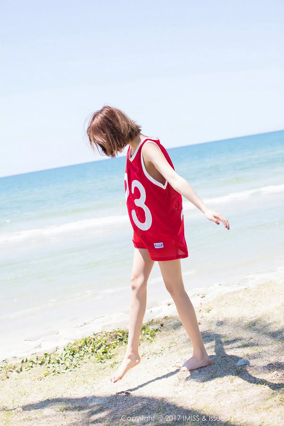 秀人集.com_[IMISS爱蜜社]Vol.169_甜美女神杨晨晨sugar沙巴旅拍红色球服海边沙滩性感写真45P