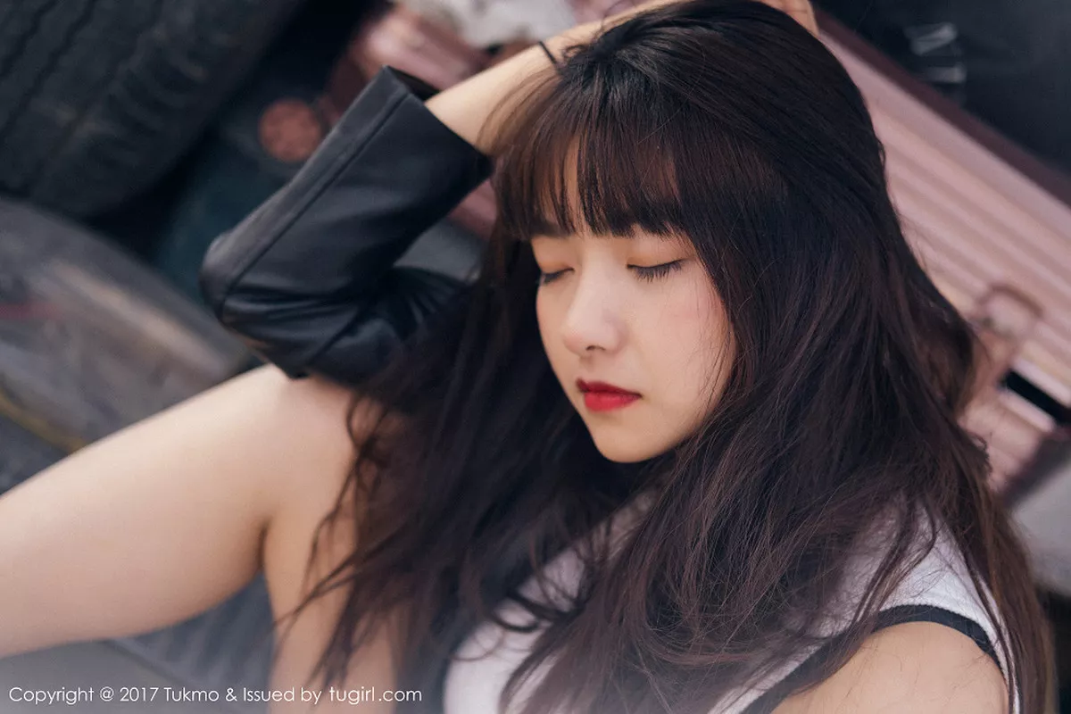 秀人集.com_[Tukmo兔几盟]Vol.100_嫩模球球外景车拍黑皮衣加性感牛仔短裤清新迷人写真52P