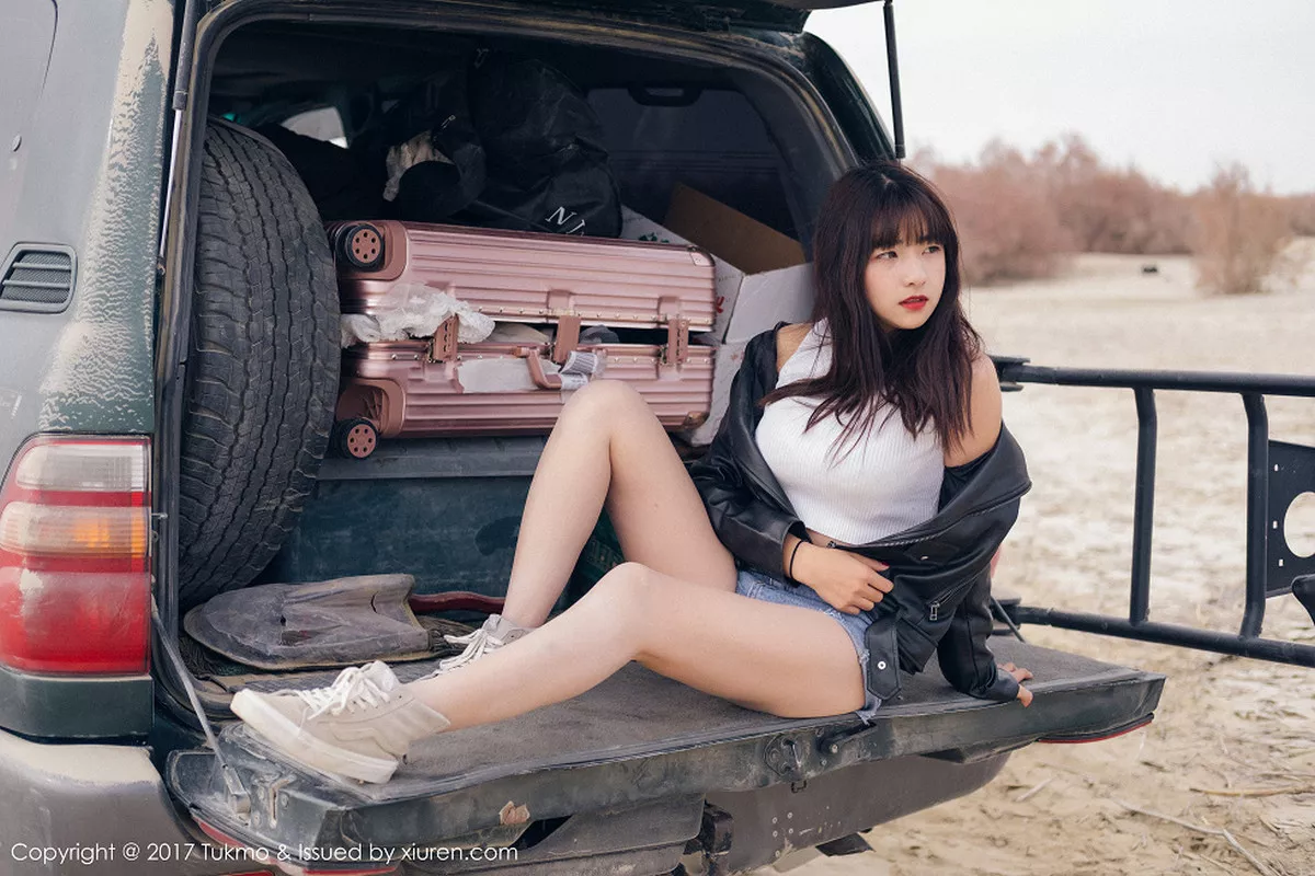 秀人集.com_[Tukmo兔几盟]Vol.100_嫩模球球外景车拍黑皮衣加性感牛仔短裤清新迷人写真52P