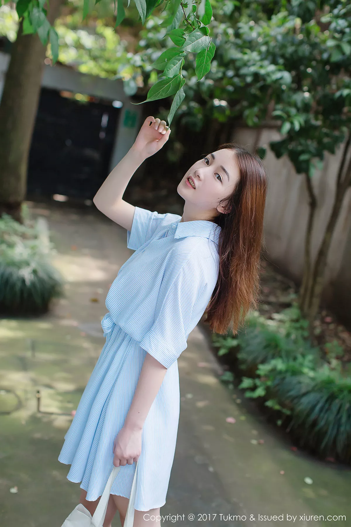 秀人集.com_[Tukmo兔几盟]Vol.099_新人妹子绵绵户外清爽连身裙西瓜外拍阳光甜美写真40P