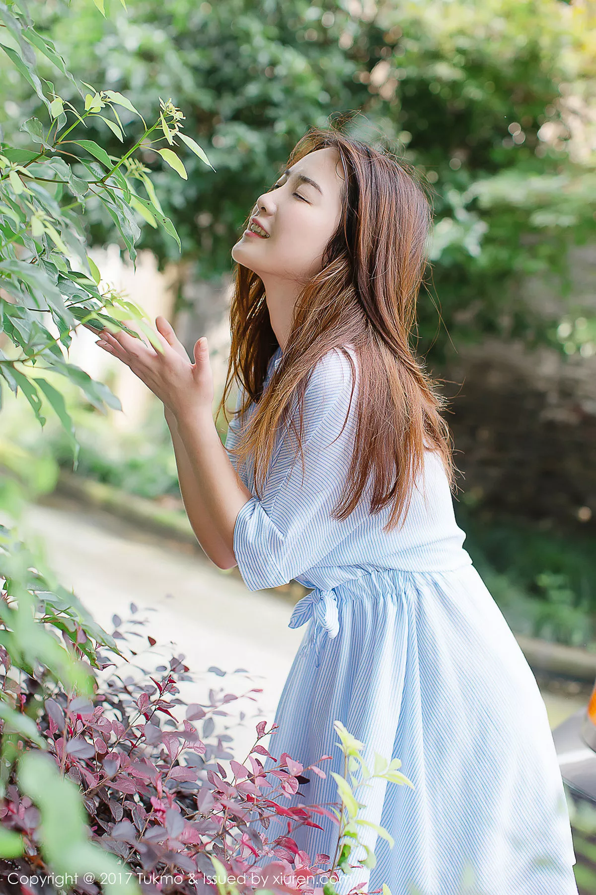 秀人集.com_[Tukmo兔几盟]Vol.099_新人妹子绵绵户外清爽连身裙西瓜外拍阳光甜美写真40P