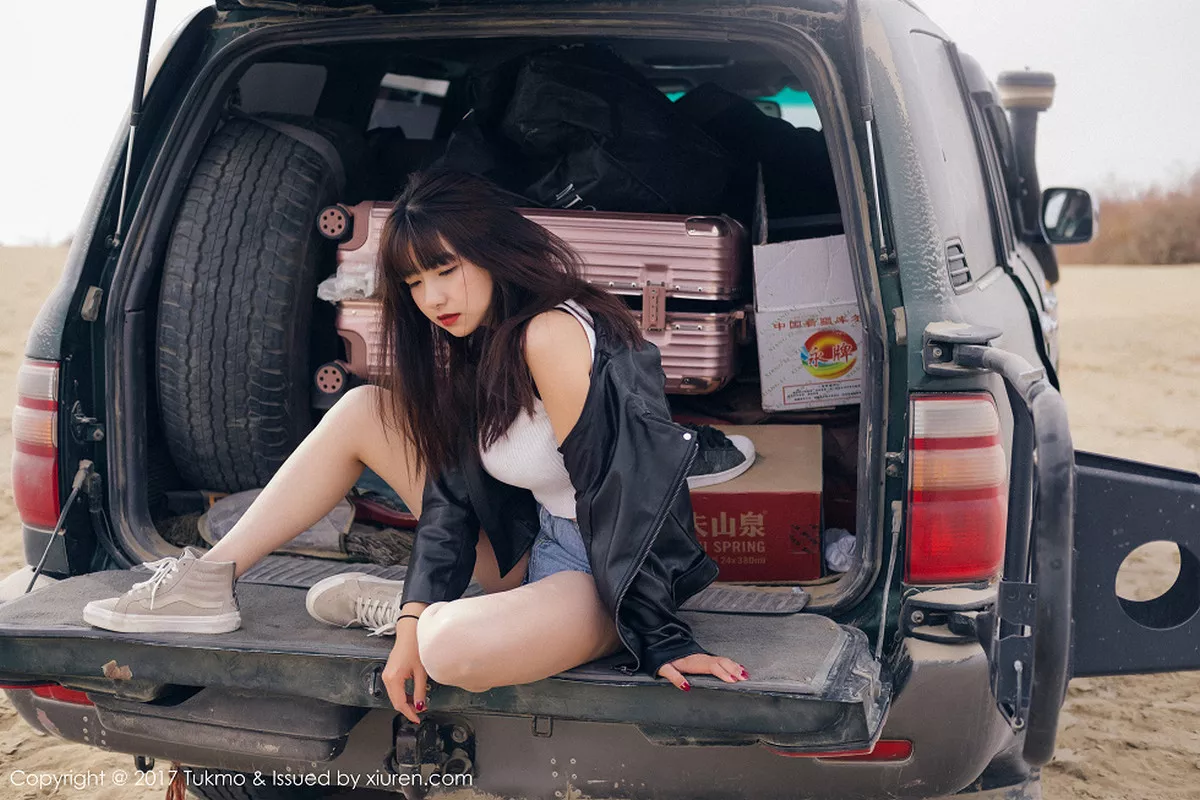 秀人集.com_[Tukmo兔几盟]Vol.100_嫩模球球外景车拍黑皮衣加性感牛仔短裤清新迷人写真52P