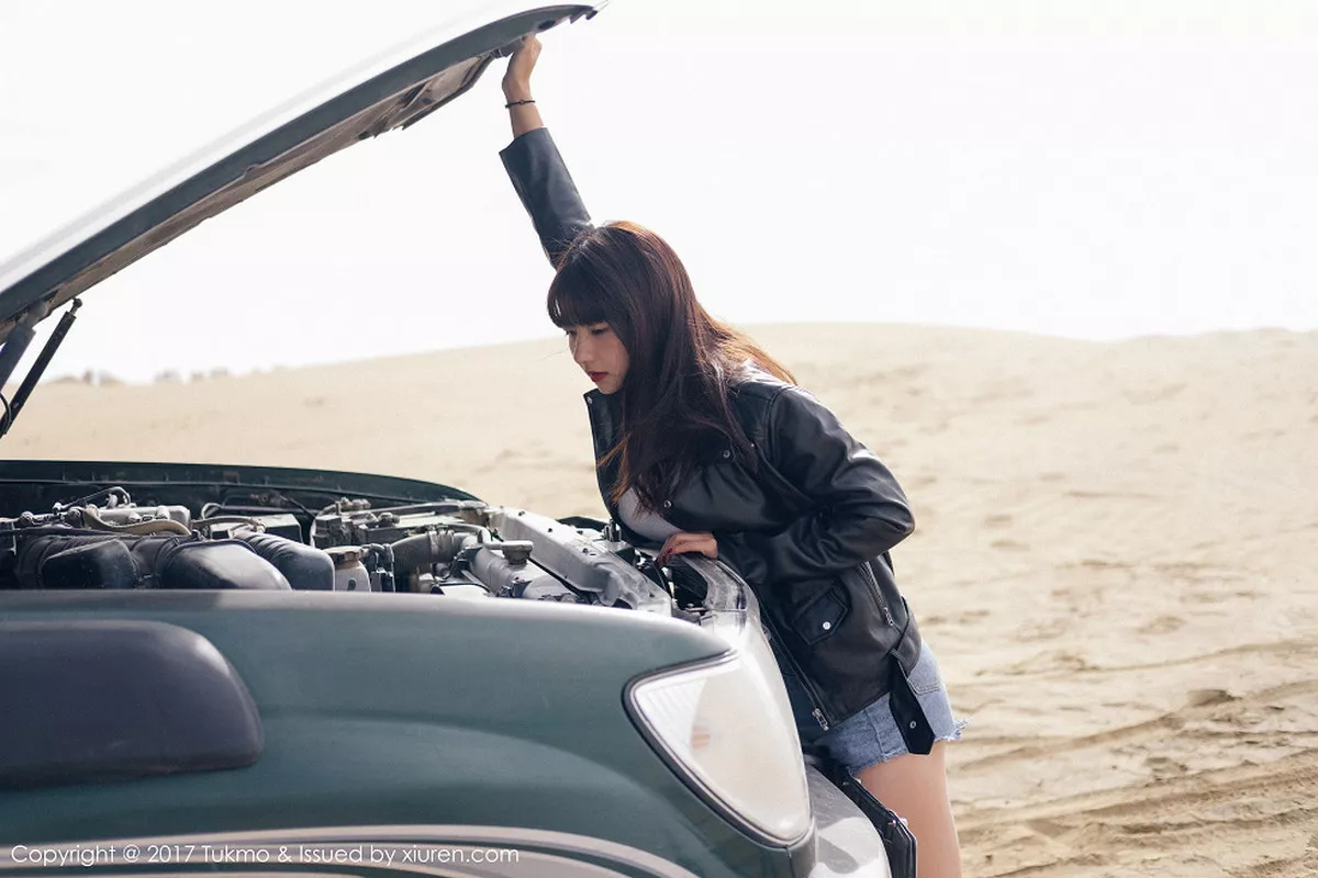 秀人集.com_[Tukmo兔几盟]Vol.100_嫩模球球外景车拍黑皮衣加性感牛仔短裤清新迷人写真52P