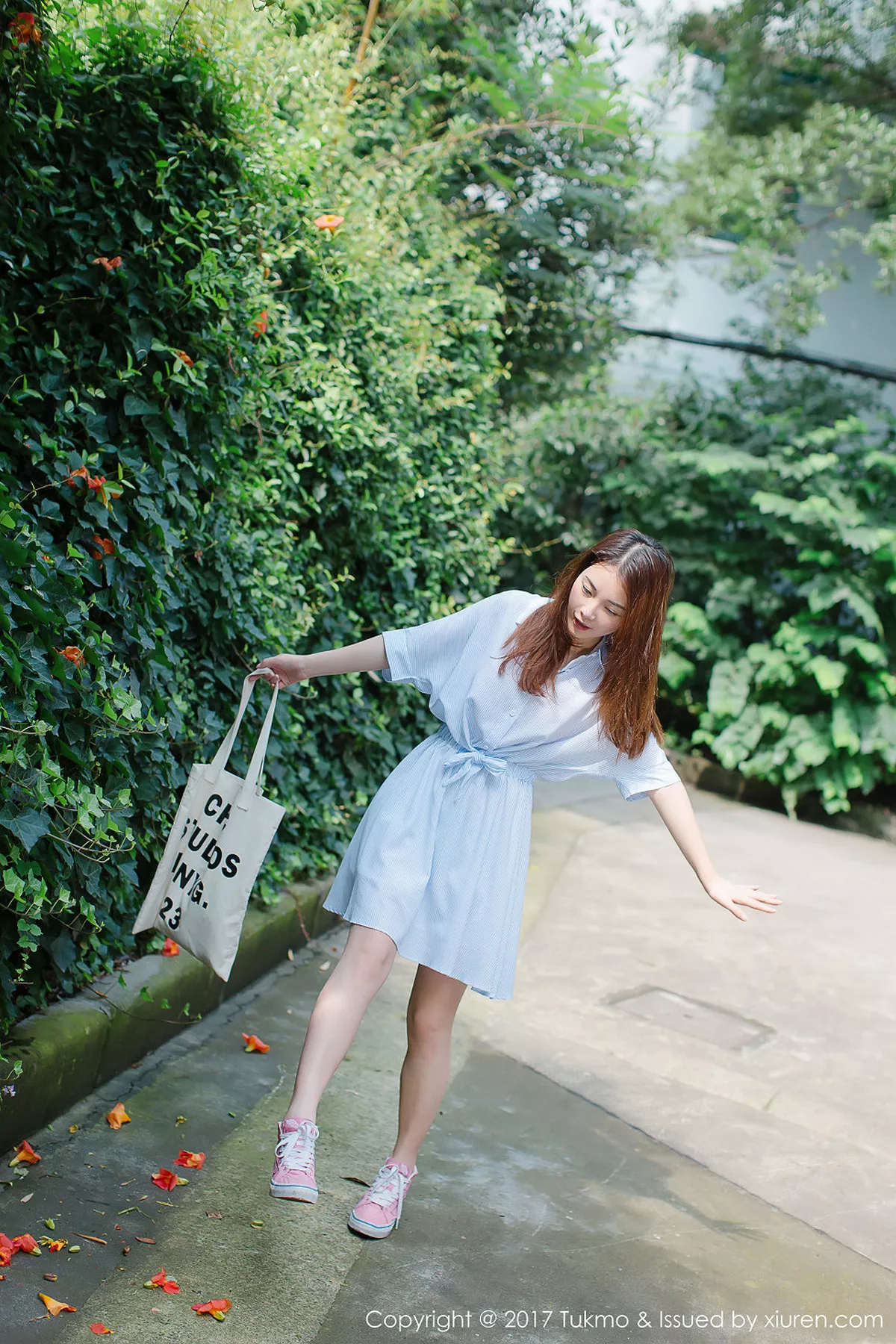 秀人集.com_[Tukmo兔几盟]Vol.099_新人妹子绵绵户外清爽连身裙西瓜外拍阳光甜美写真40P