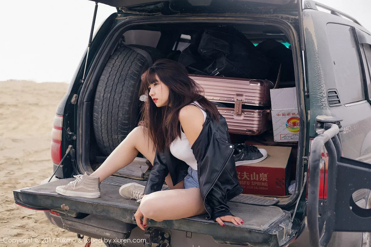 秀人集.com_[Tukmo兔几盟]Vol.100_嫩模球球外景车拍黑皮衣加性感牛仔短裤清新迷人写真52P
