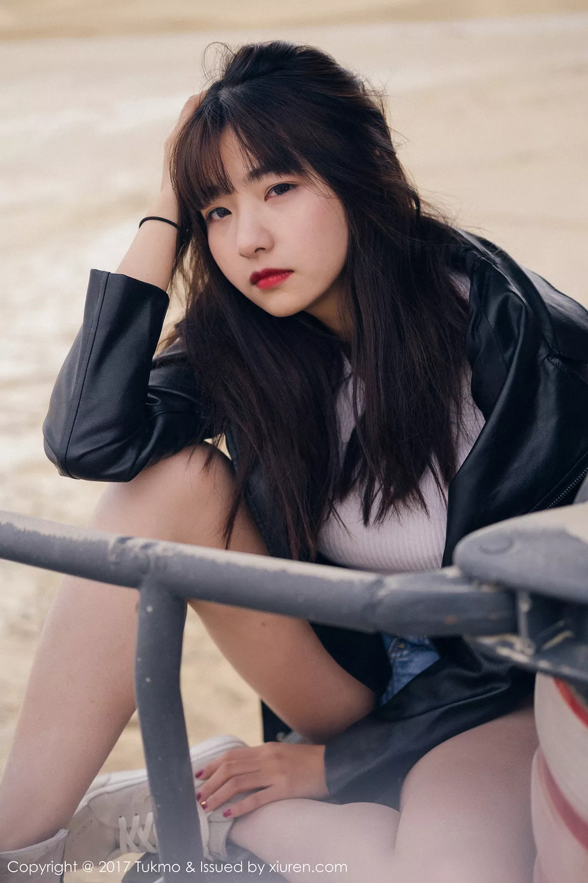 秀人集.com_[Tukmo兔几盟]Vol.100_嫩模球球外景车拍黑皮衣加性感牛仔短裤清新迷人写真52P