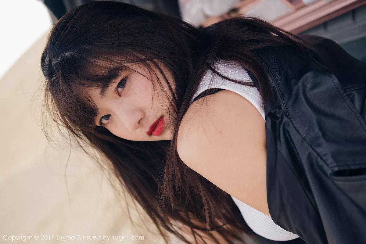 秀人集.com_[Tukmo兔几盟]Vol.100_嫩模球球外景车拍黑皮衣加性感牛仔短裤清新迷人写真52P