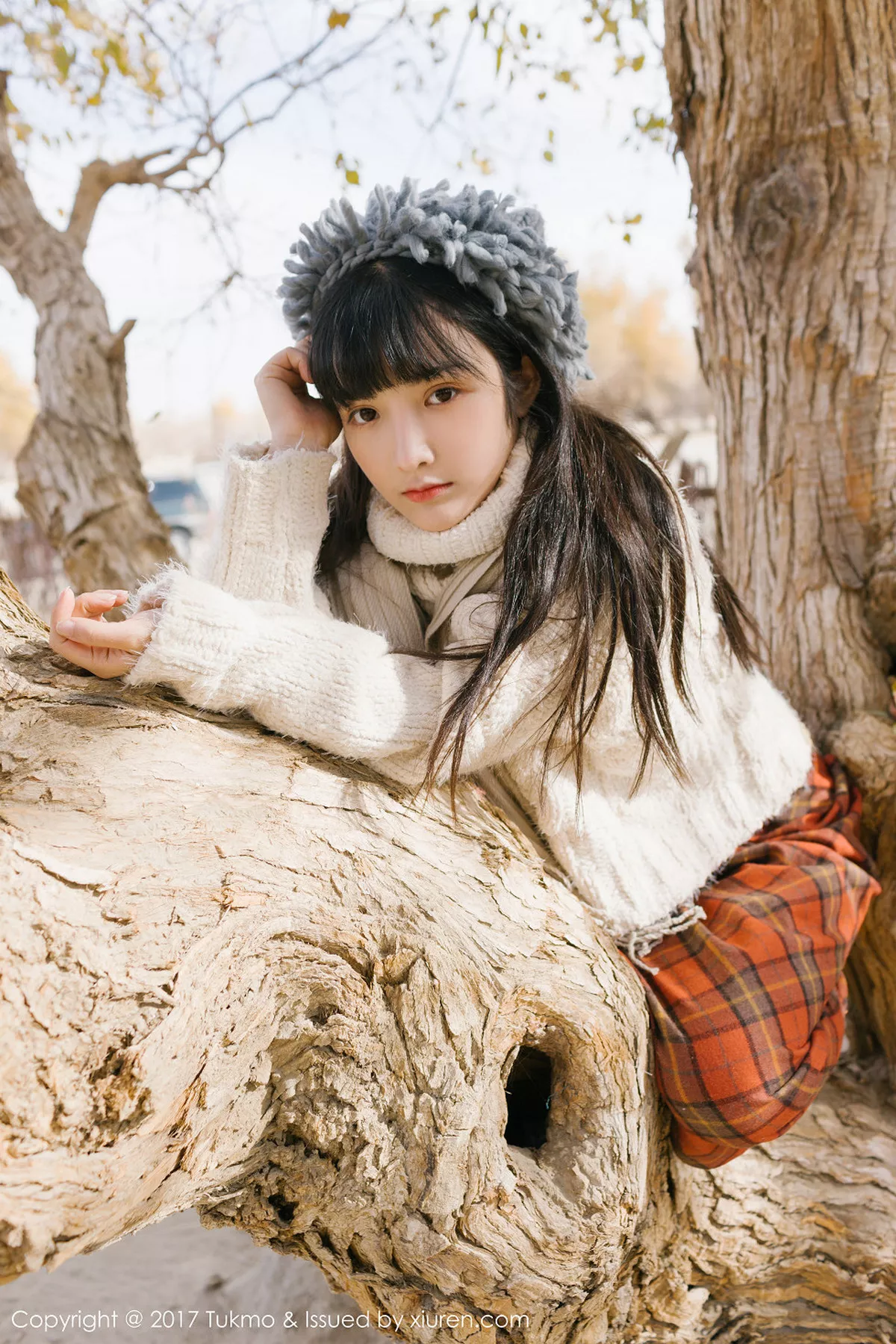 秀人集.com_[Tukmo兔几盟]Vol.098_美女主播之应冬日栅栏里的阳光美少女清新迷人写真40P