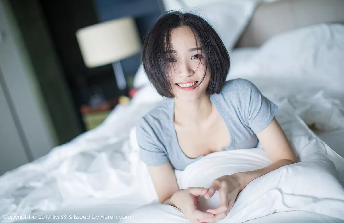 秀人集.com_[IMISS爱蜜社]Vol.178_模特Livia清爽蓝色衬衣+白色蕾丝腿袜秀完美身材性感写真49P