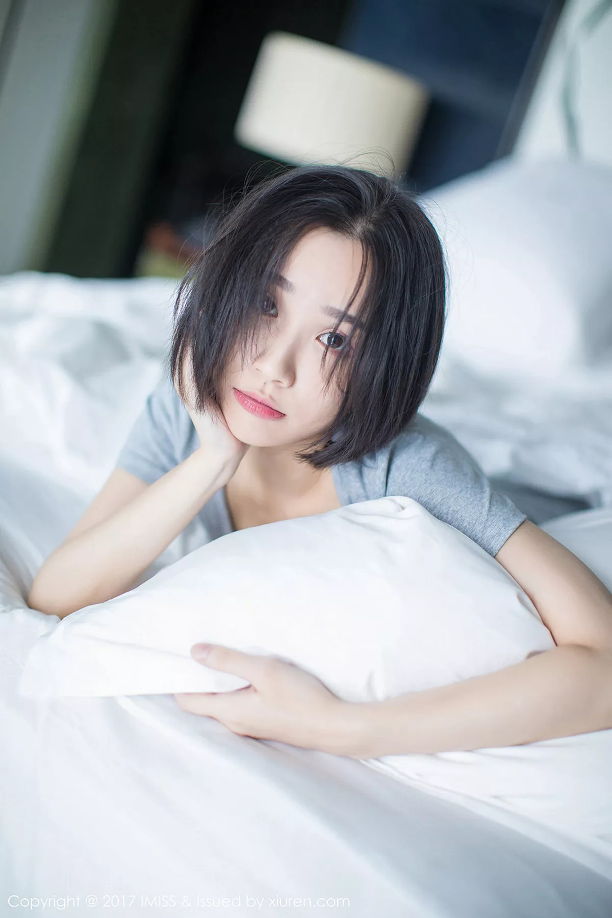 秀人集.com_[IMISS爱蜜社]Vol.178_模特Livia清爽蓝色衬衣+白色蕾丝腿袜秀完美身材性感写真49P