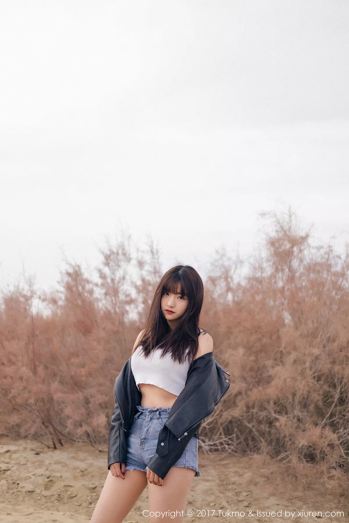 秀人集.com_[Tukmo兔几盟]Vol.100_嫩模球球外景车拍黑皮衣加性感牛仔短裤清新迷人写真52P