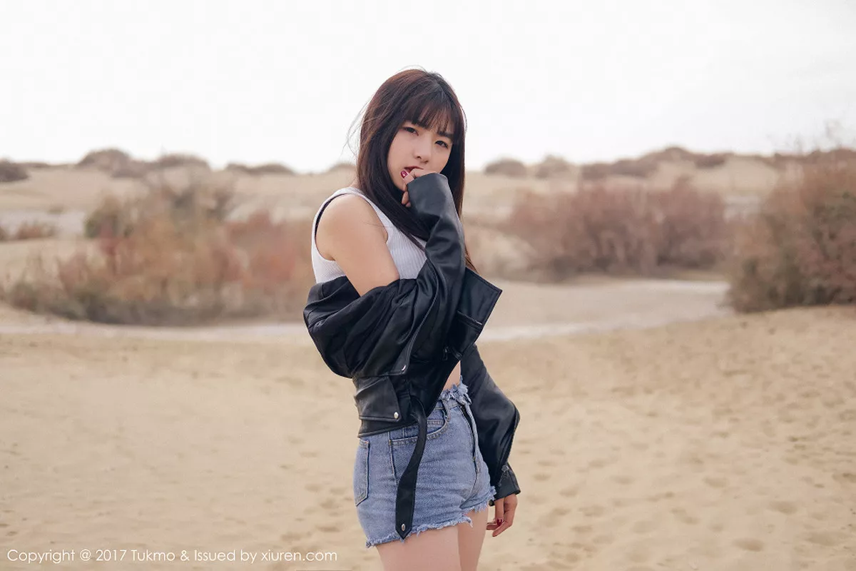 秀人集.com_[Tukmo兔几盟]Vol.100_嫩模球球外景车拍黑皮衣加性感牛仔短裤清新迷人写真52P