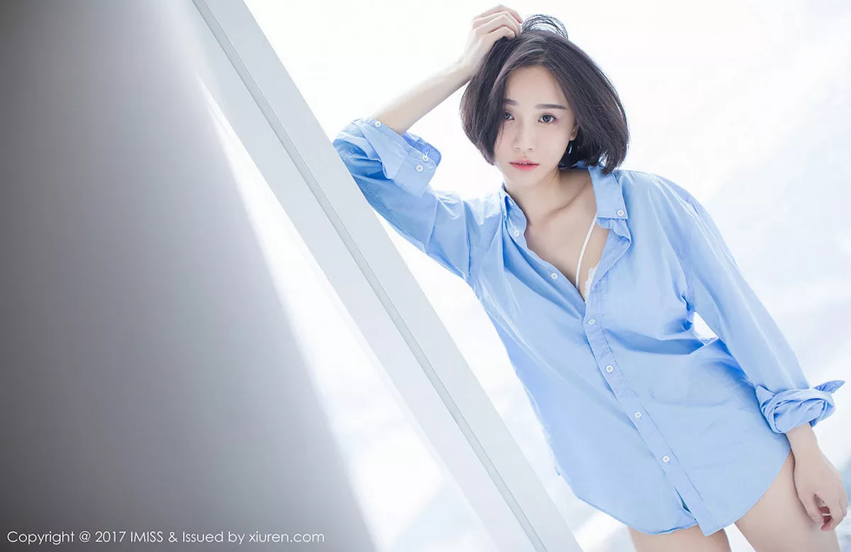 秀人集.com_[IMISS爱蜜社]Vol.178_模特Livia清爽蓝色衬衣+白色蕾丝腿袜秀完美身材性感写真49P