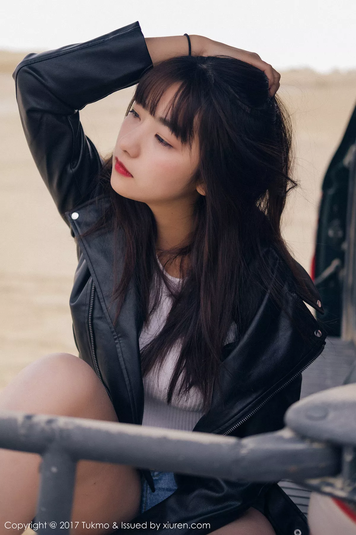 秀人集.com_[Tukmo兔几盟]Vol.100_嫩模球球外景车拍黑皮衣加性感牛仔短裤清新迷人写真52P