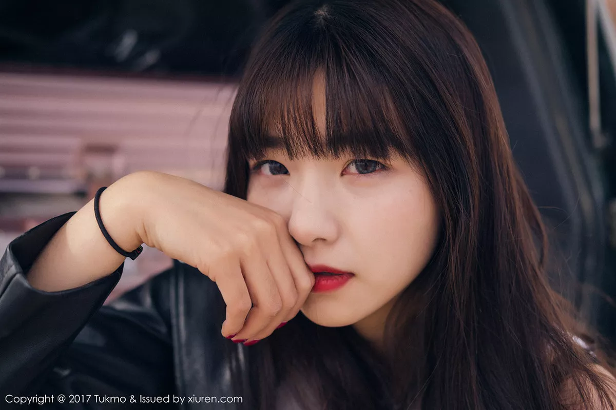 秀人集.com_[Tukmo兔几盟]Vol.100_嫩模球球外景车拍黑皮衣加性感牛仔短裤清新迷人写真52P