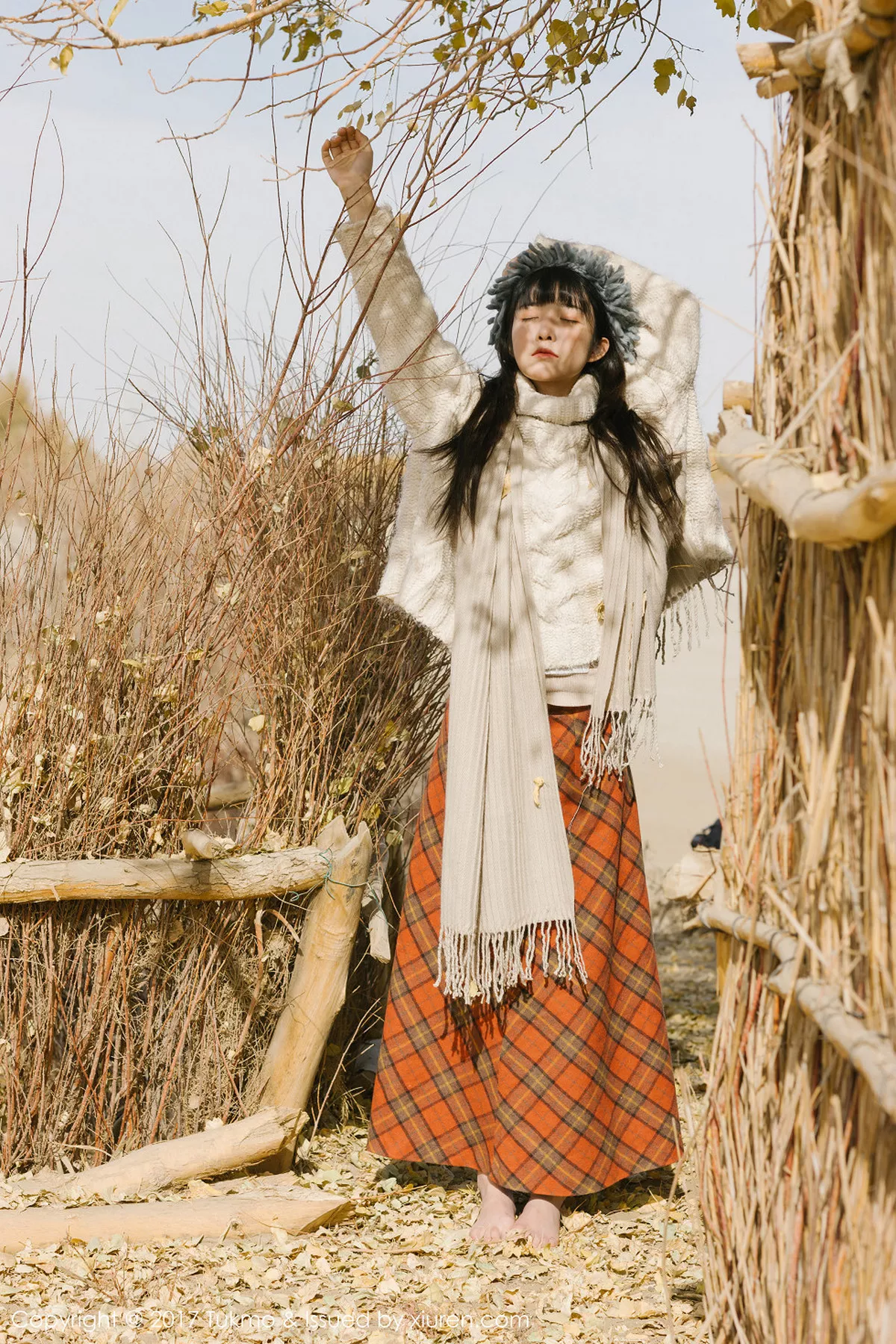 秀人集.com_[Tukmo兔几盟]Vol.098_美女主播之应冬日栅栏里的阳光美少女清新迷人写真40P