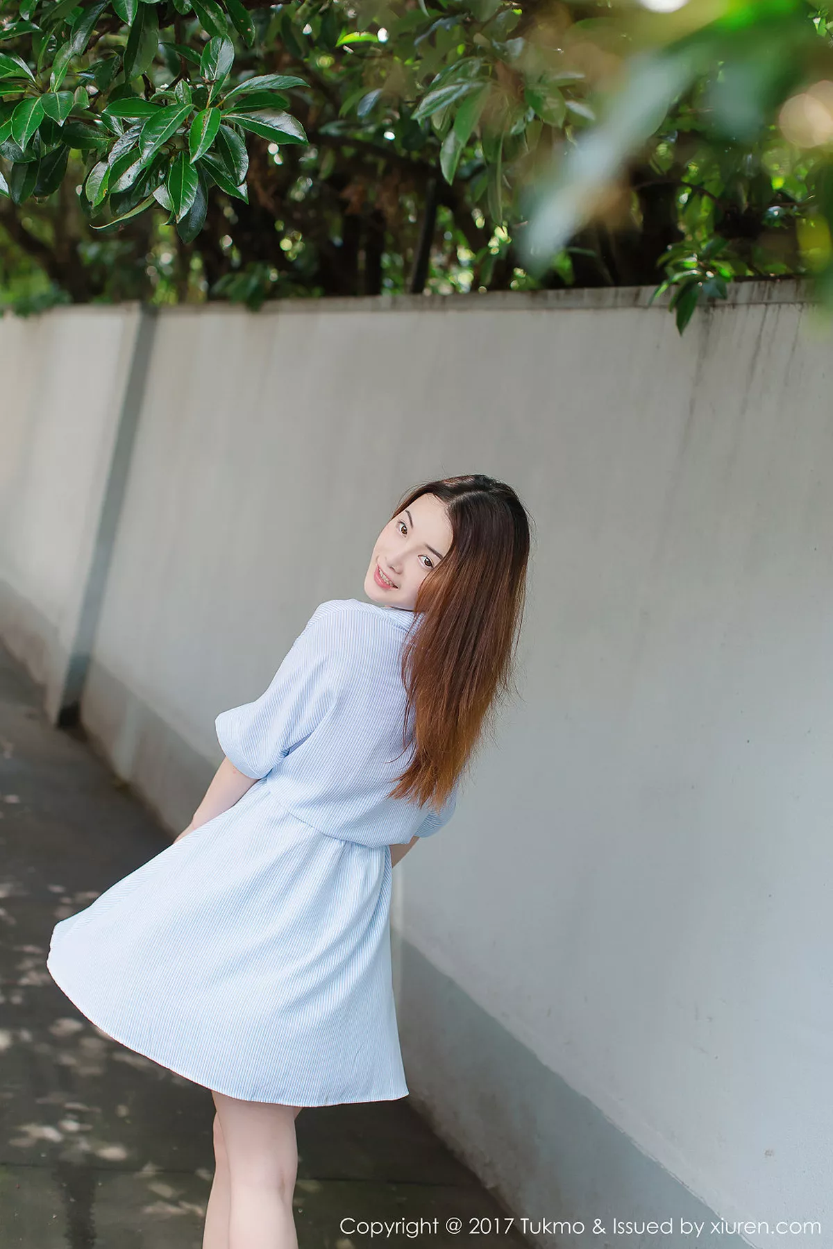 秀人集.com_[Tukmo兔几盟]Vol.099_新人妹子绵绵户外清爽连身裙西瓜外拍阳光甜美写真40P