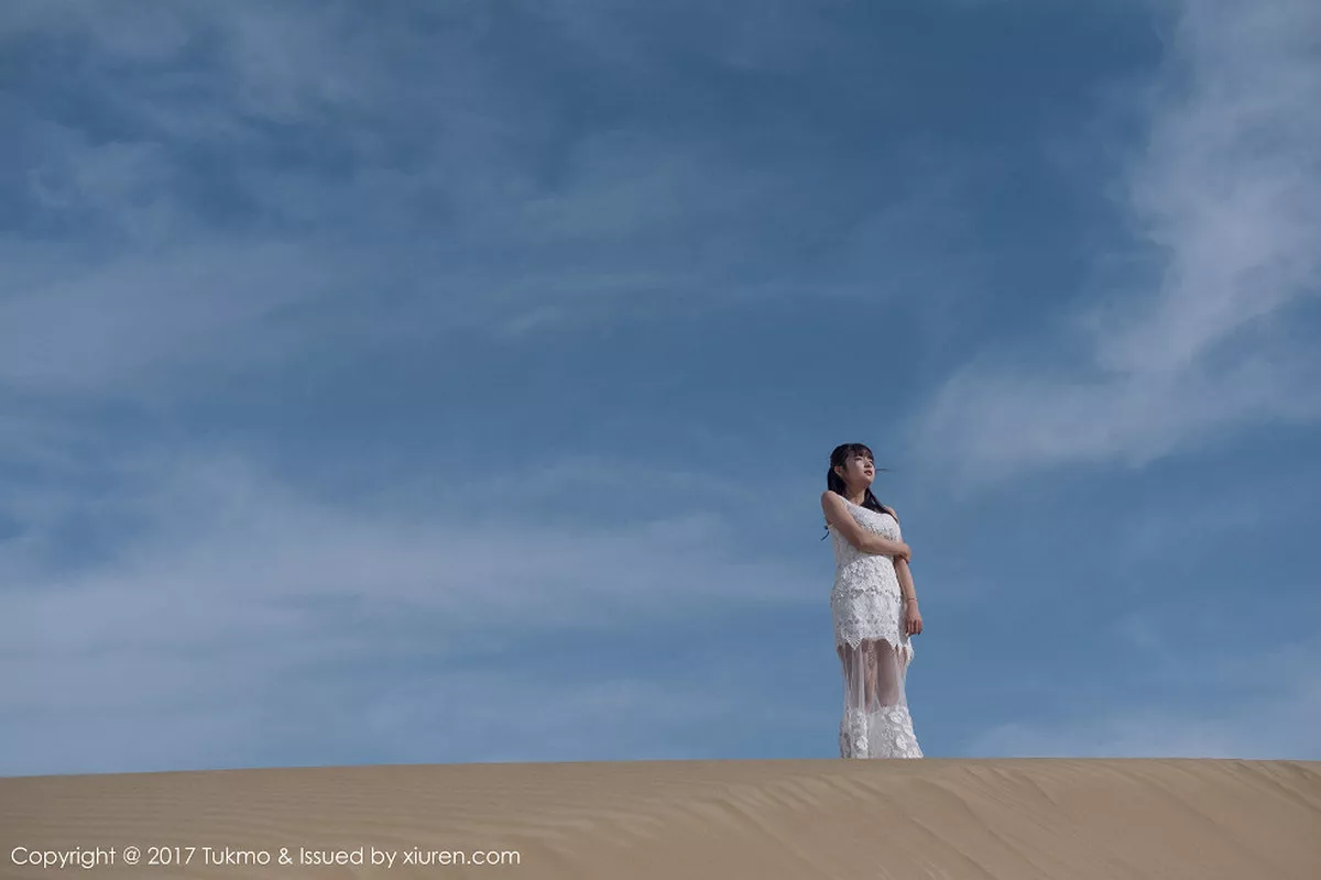 秀人集.com_[Tukmo兔几盟]Vol.103_嫩模球球沙漠之旅军大衣下的白衬衣黑色内衣完美身材写真42P