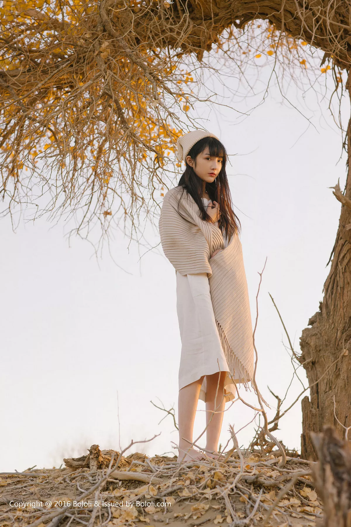 秀人集.com_[Tukmo兔几盟]Vol.102_美女主播之应沙漠系列白色连身裙性感披风清新美少女写真40P