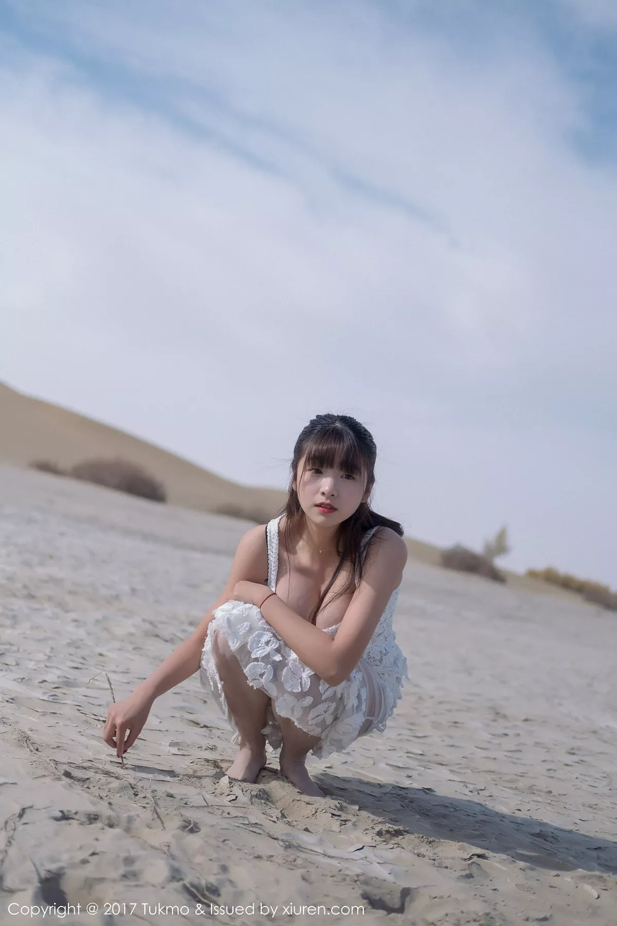 秀人集.com_[Tukmo兔几盟]Vol.103_嫩模球球沙漠之旅军大衣下的白衬衣黑色内衣完美身材写真42P