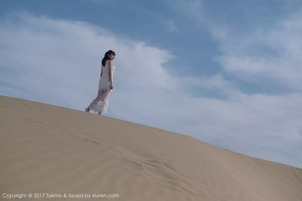 秀人集.com_[Tukmo兔几盟]Vol.103_嫩模球球沙漠之旅军大衣下的白衬衣黑色内衣完美身材写真42P