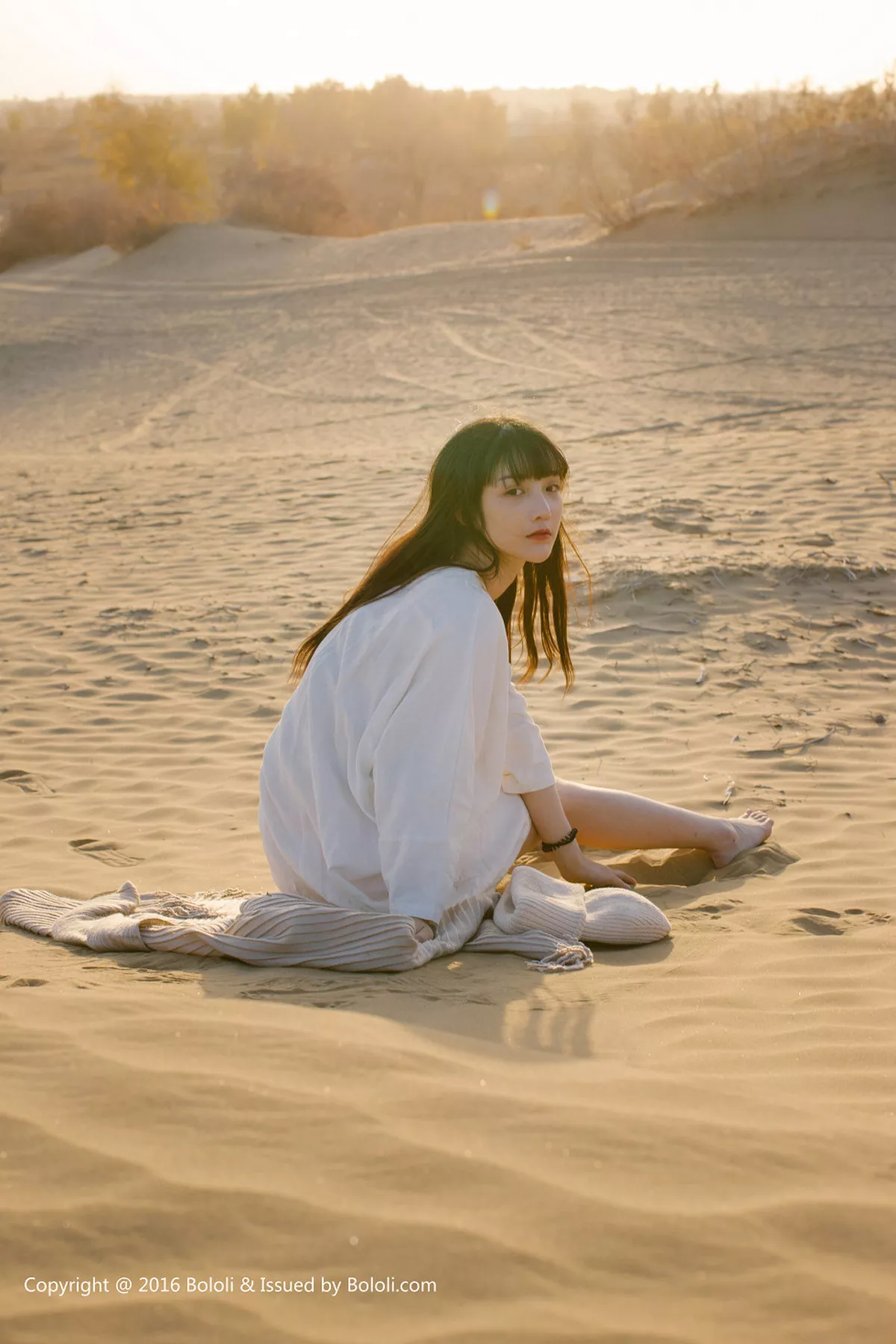 秀人集.com_[Tukmo兔几盟]Vol.102_美女主播之应沙漠系列白色连身裙性感披风清新美少女写真40P