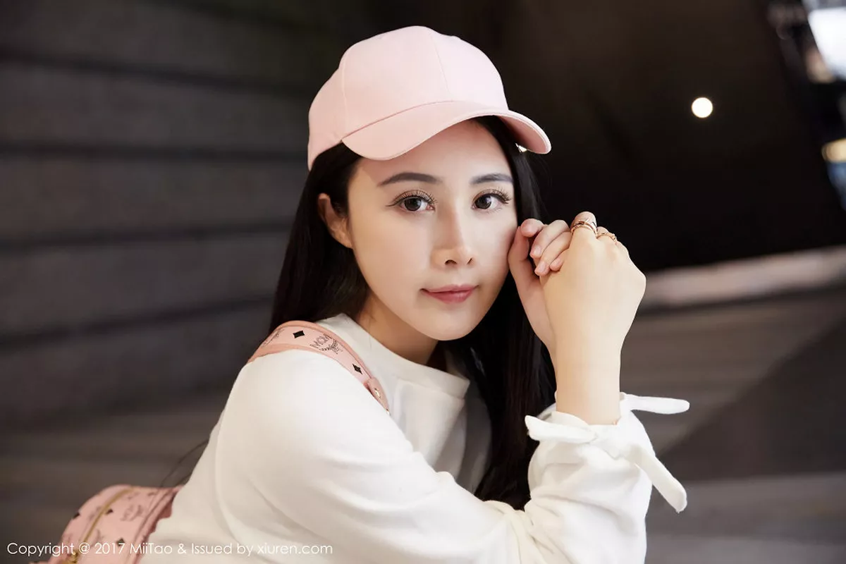 秀人集.com_[MiiTao蜜桃社]Vol.084_嫩模萱萱Cecilia白色低胸上衣配紧身牛仔裤秀完美曲线写真50P