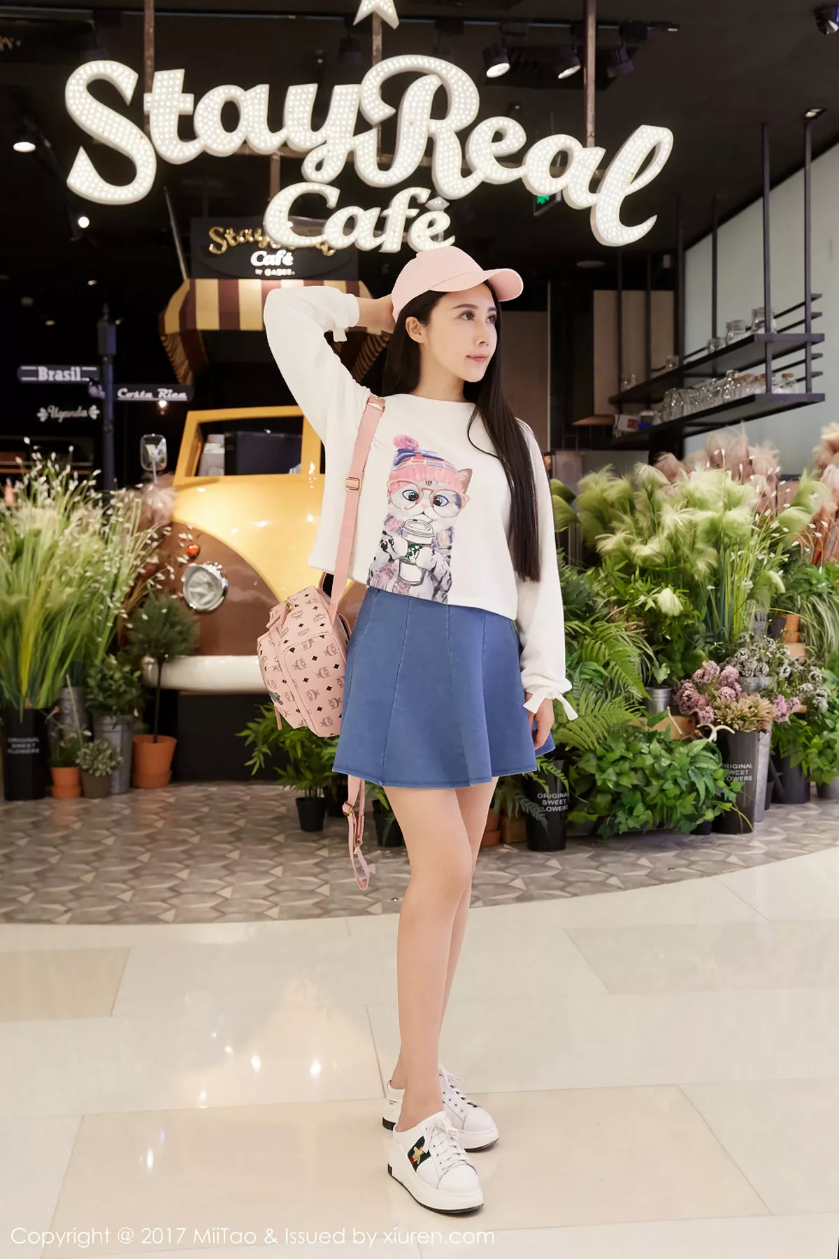 秀人集.com_[MiiTao蜜桃社]Vol.084_嫩模萱萱Cecilia白色低胸上衣配紧身牛仔裤秀完美曲线写真50P