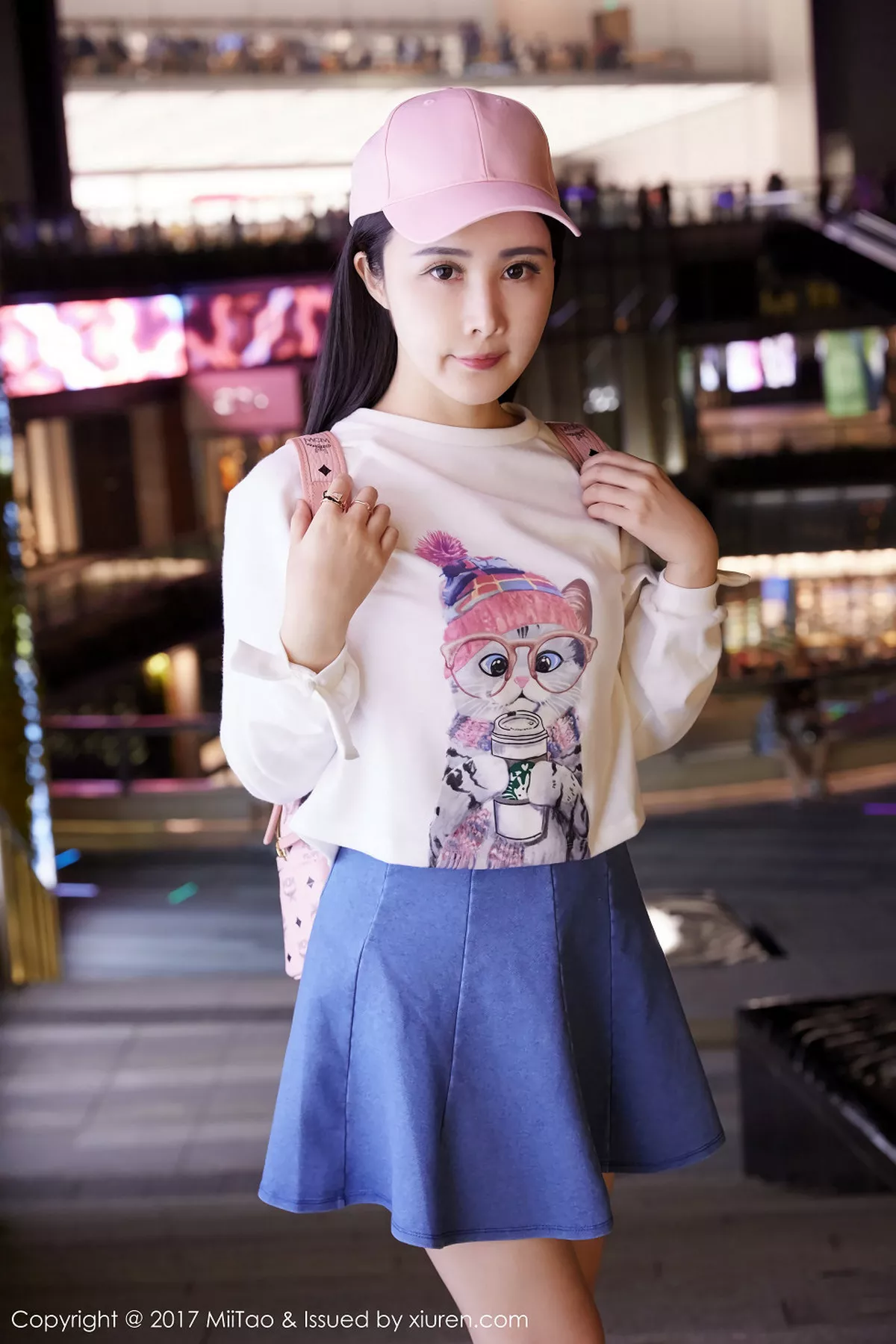 秀人集.com_[MiiTao蜜桃社]Vol.084_嫩模萱萱Cecilia白色低胸上衣配紧身牛仔裤秀完美曲线写真50P