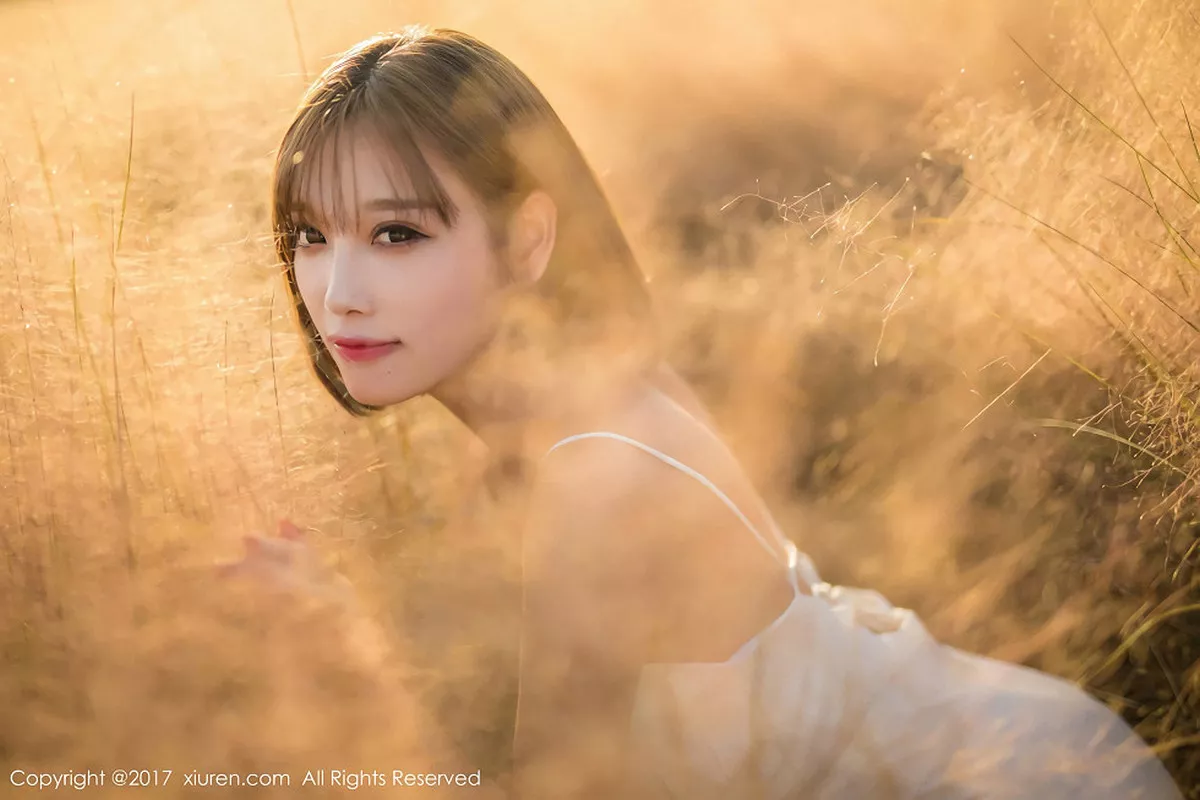 秀人集.com_[XiuRen秀人网]No.847_甜美女神杨晨晨户外花丛中白色蕾丝内衣秀完美身材性感写真50P