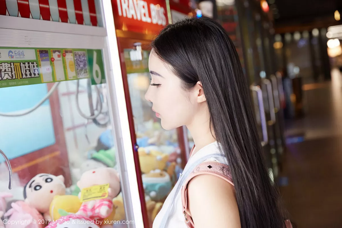 秀人集.com_[MiiTao蜜桃社]Vol.084_嫩模萱萱Cecilia白色低胸上衣配紧身牛仔裤秀完美曲线写真50P