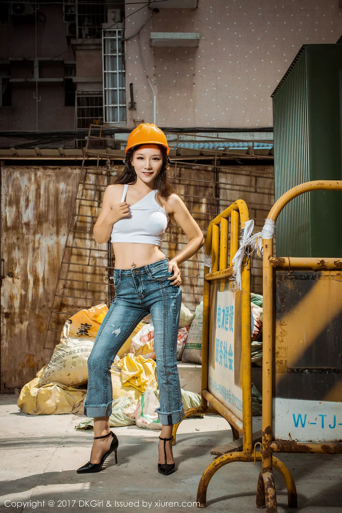 秀人集.com_[DKGirl御女郎]Vol.043_高颜值嫩模媛美人狂野电工真空露半球完美曲线诱惑写真53P