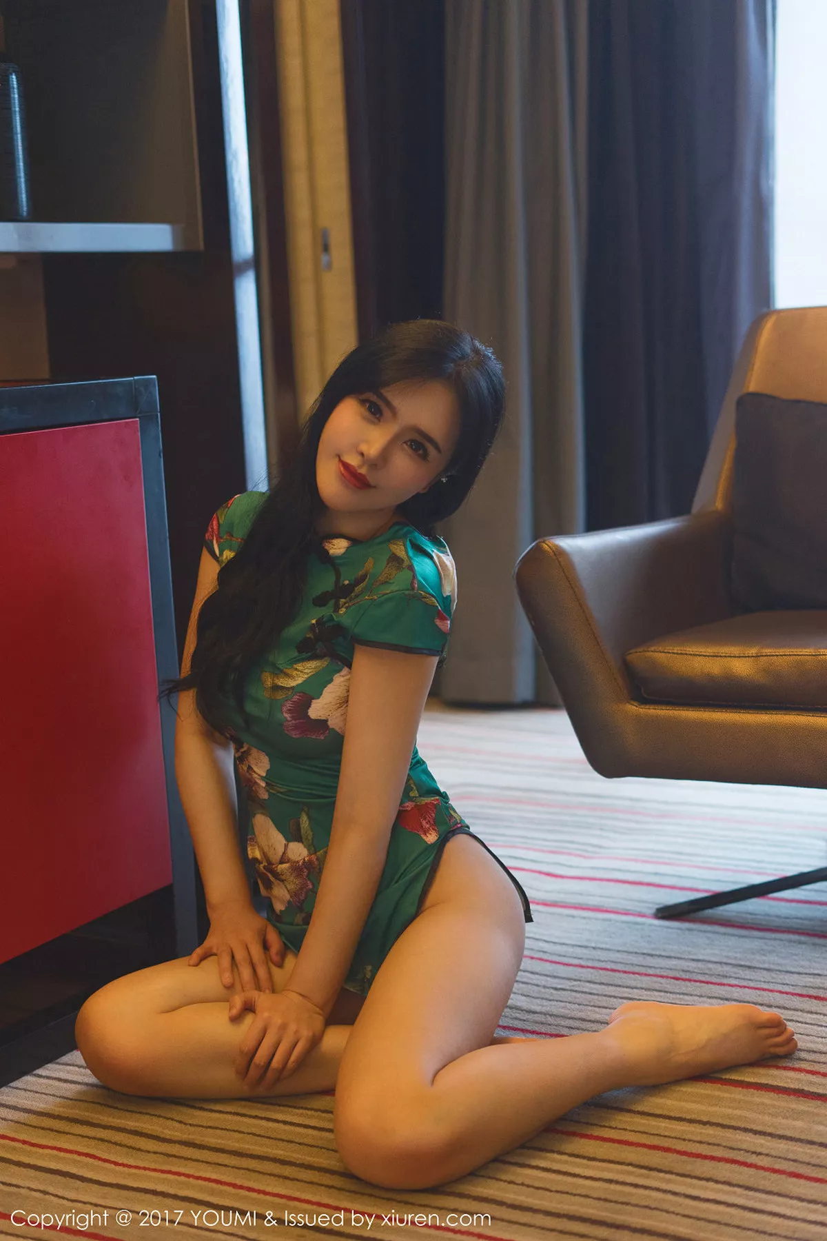 秀人集.com_[YouMi尤蜜荟]Vol.073_女神刘钰儿私房真空旗袍装半脱秀豪乳半球撩人诱惑写真40P