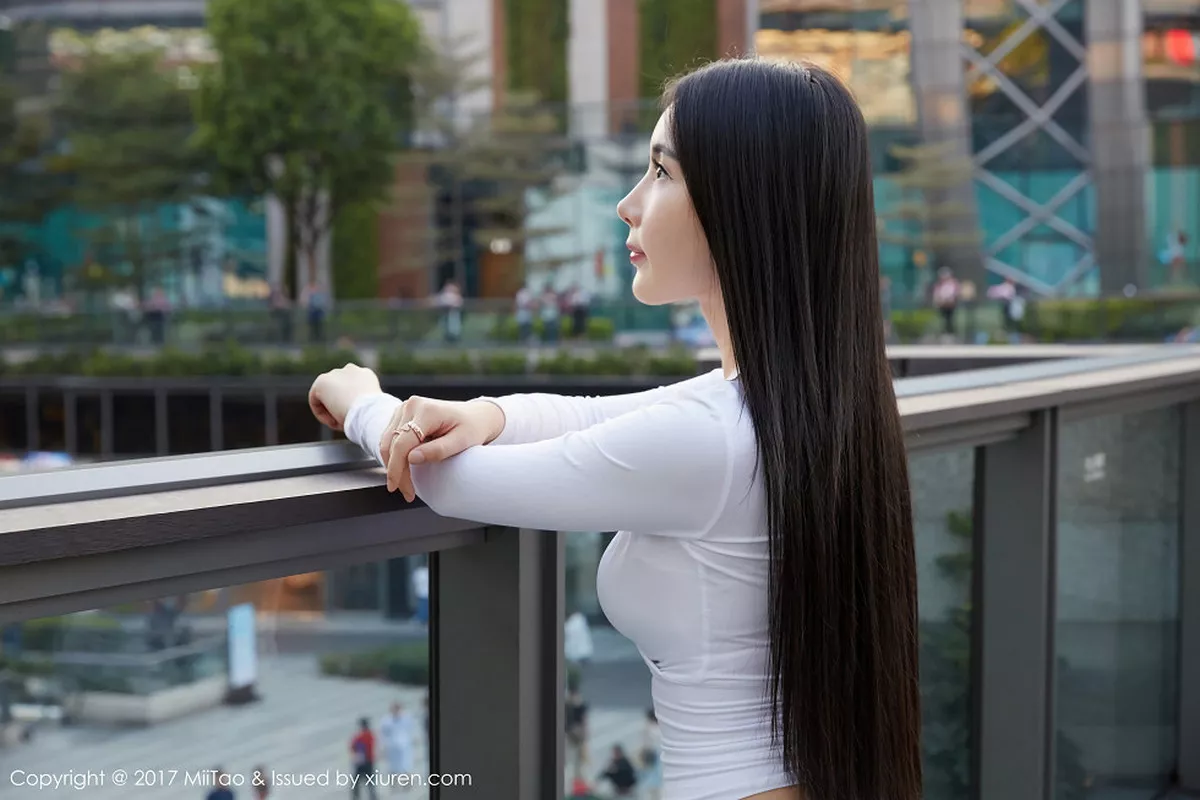 秀人集.com_[MiiTao蜜桃社]Vol.084_嫩模萱萱Cecilia白色低胸上衣配紧身牛仔裤秀完美曲线写真50P