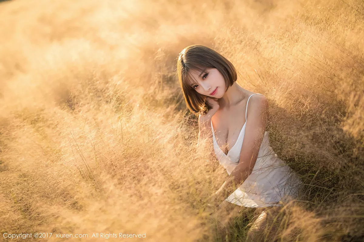 秀人集.com_[XiuRen秀人网]No.847_甜美女神杨晨晨户外花丛中白色蕾丝内衣秀完美身材性感写真50P