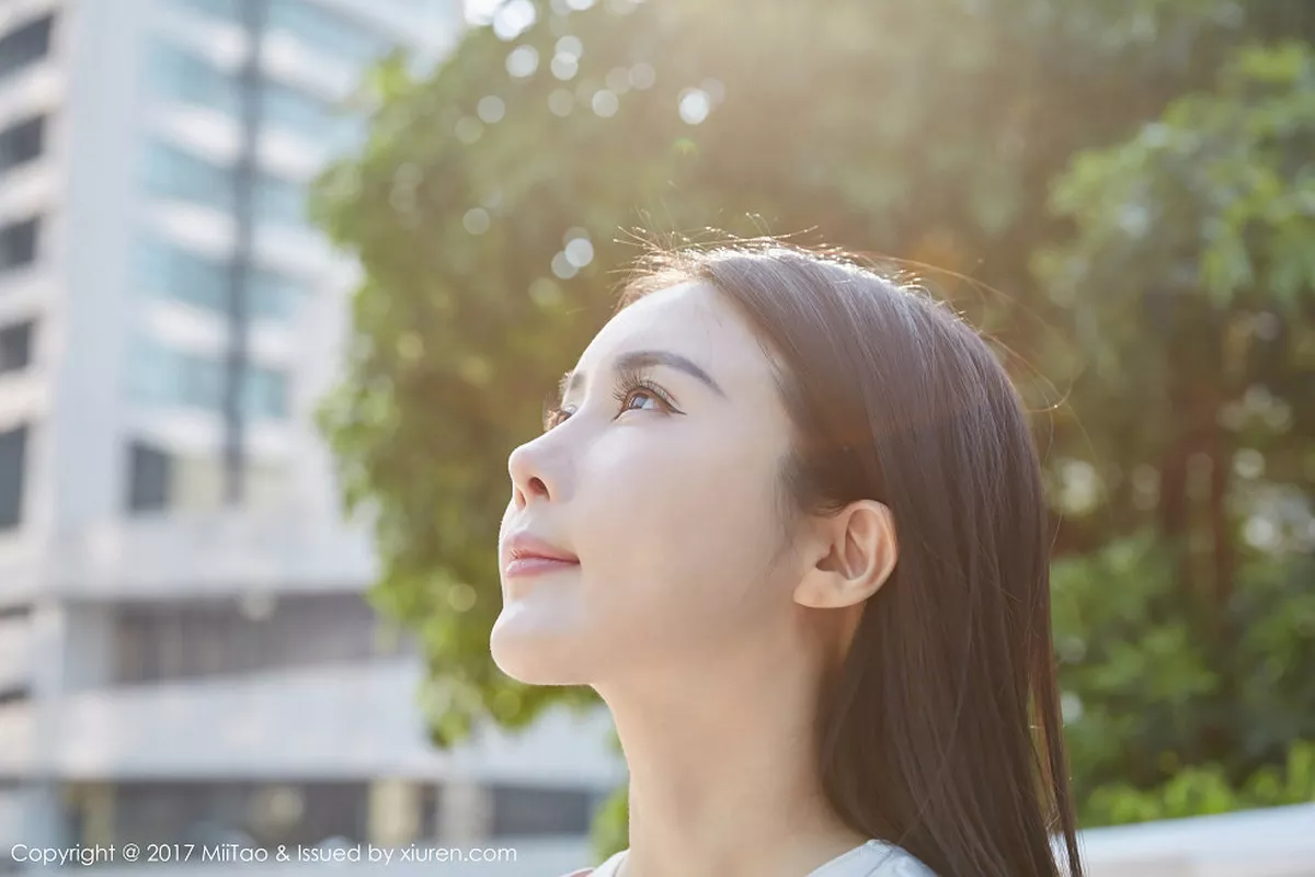 秀人集.com_[MiiTao蜜桃社]Vol.084_嫩模萱萱Cecilia白色低胸上衣配紧身牛仔裤秀完美曲线写真50P