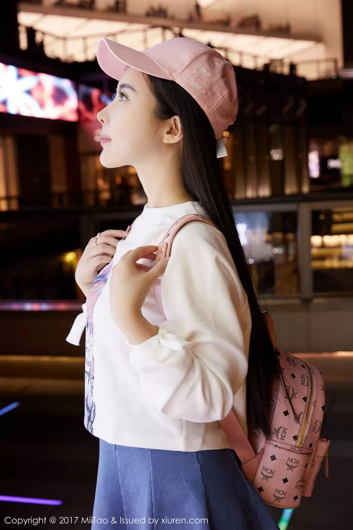 秀人集.com_[MiiTao蜜桃社]Vol.084_嫩模萱萱Cecilia白色低胸上衣配紧身牛仔裤秀完美曲线写真50P