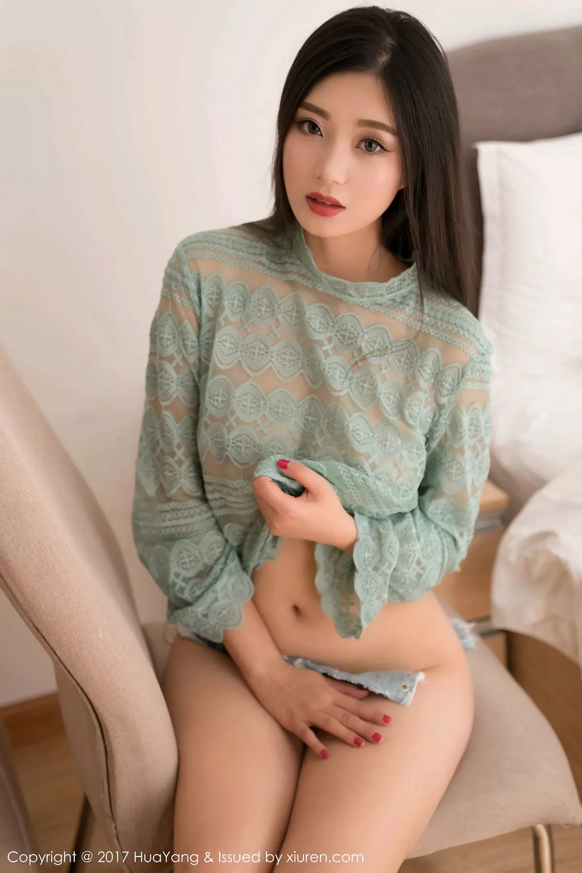 秀人集.com_[HuaYang花漾]Vol.015_丽质美女宋-KiKi古典真空肚兜加撩衣真空露半球诱惑写真44P